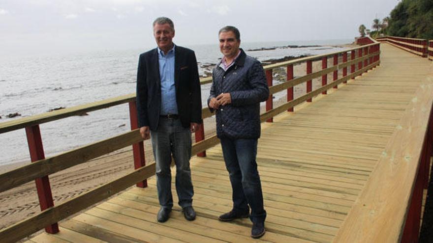 Elías Bendodo y Ángel Nozal inauguraron el primer tramo del sendero litoral.