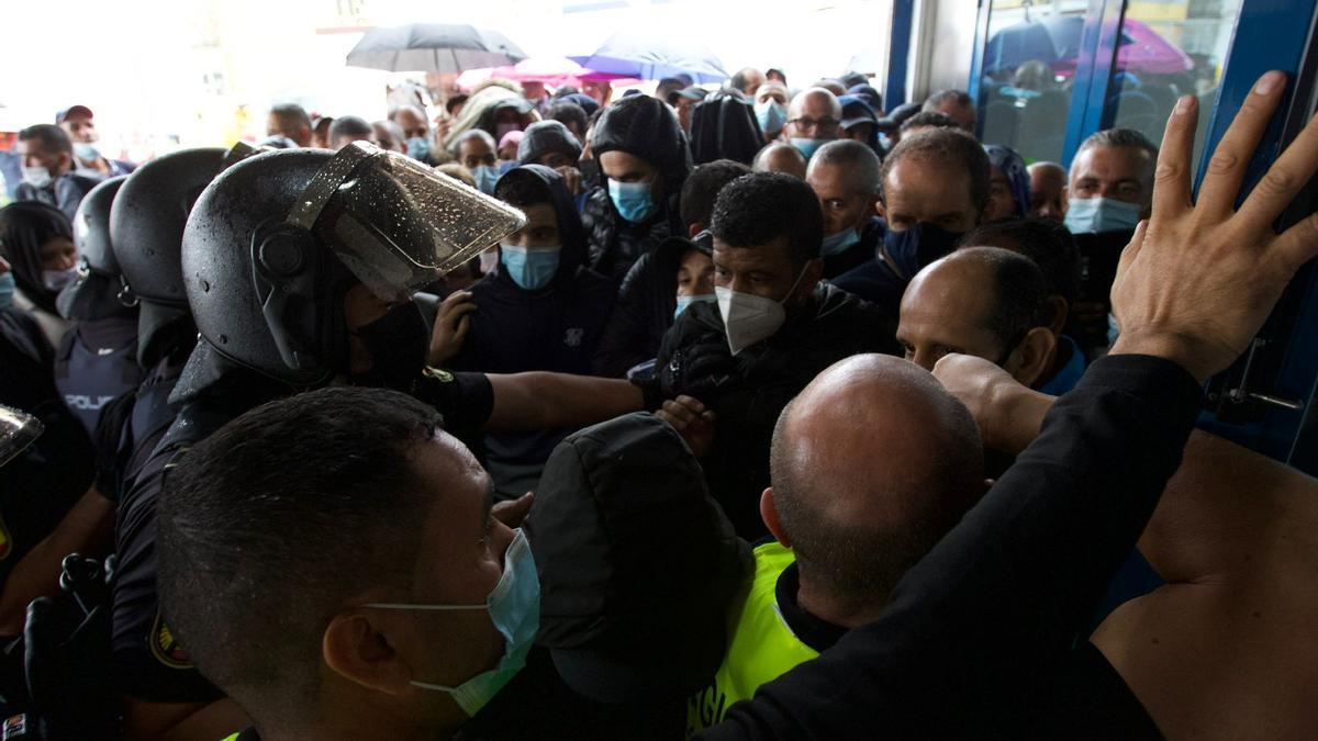 Las imágenes de los altercados en el Puerto de Alicante por el ferry a Orán