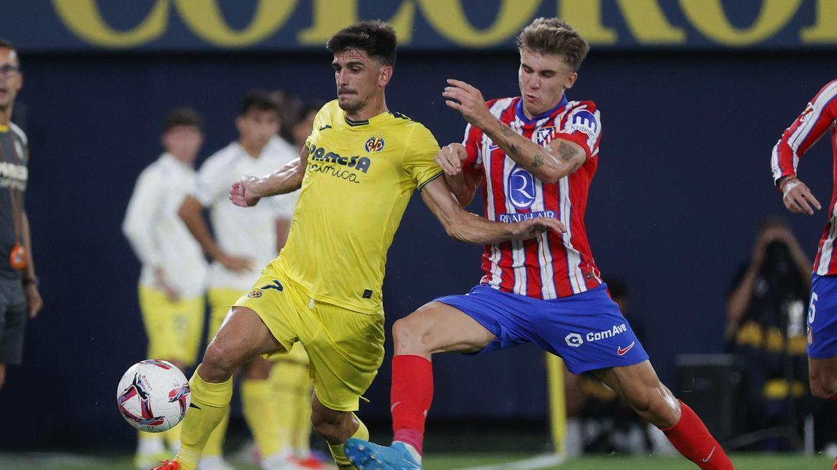 Gerard Moreno pugna con Pablo Barrios en el Villarreal-Atlético de Madrid de la temporada pasada, la 24/25, que fue la 1ª jornada liguera.