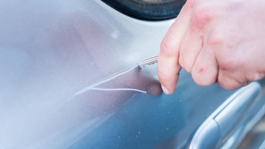 Sorprendida rayando un coche en Arrecife