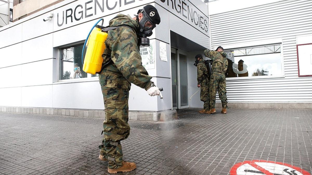 Miembros del Ejército de Tierra, desinfectando los alrededores del Hospital Trias i Pujol (Can Ruti ) de Badalona, el 26 de marzo