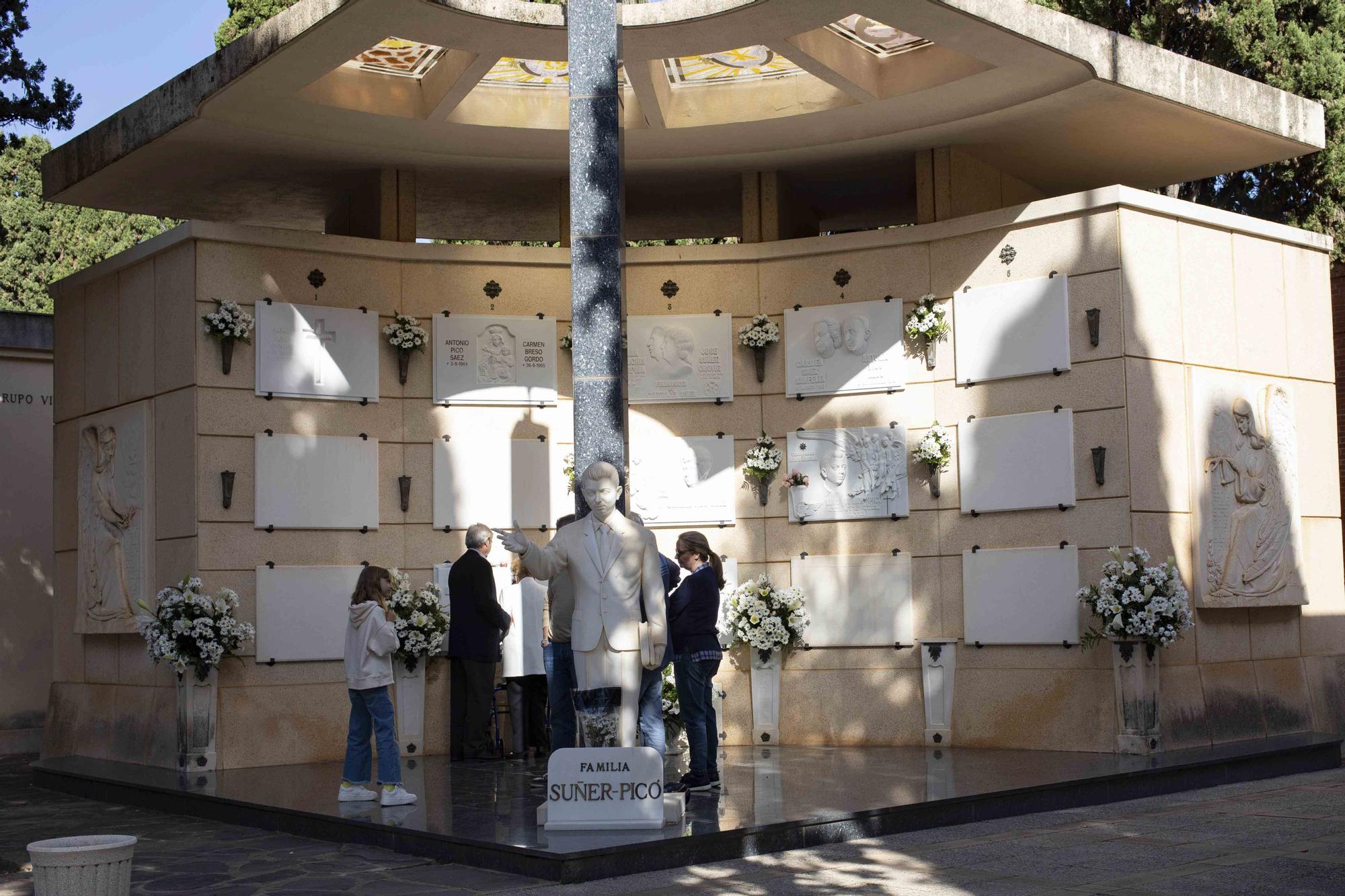 Día de Todos los Santos en el cementerio municipal de Alzira