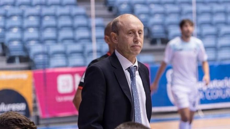 El entrenador del Santiago Futsal, Santi Valladares. // lnfs.es