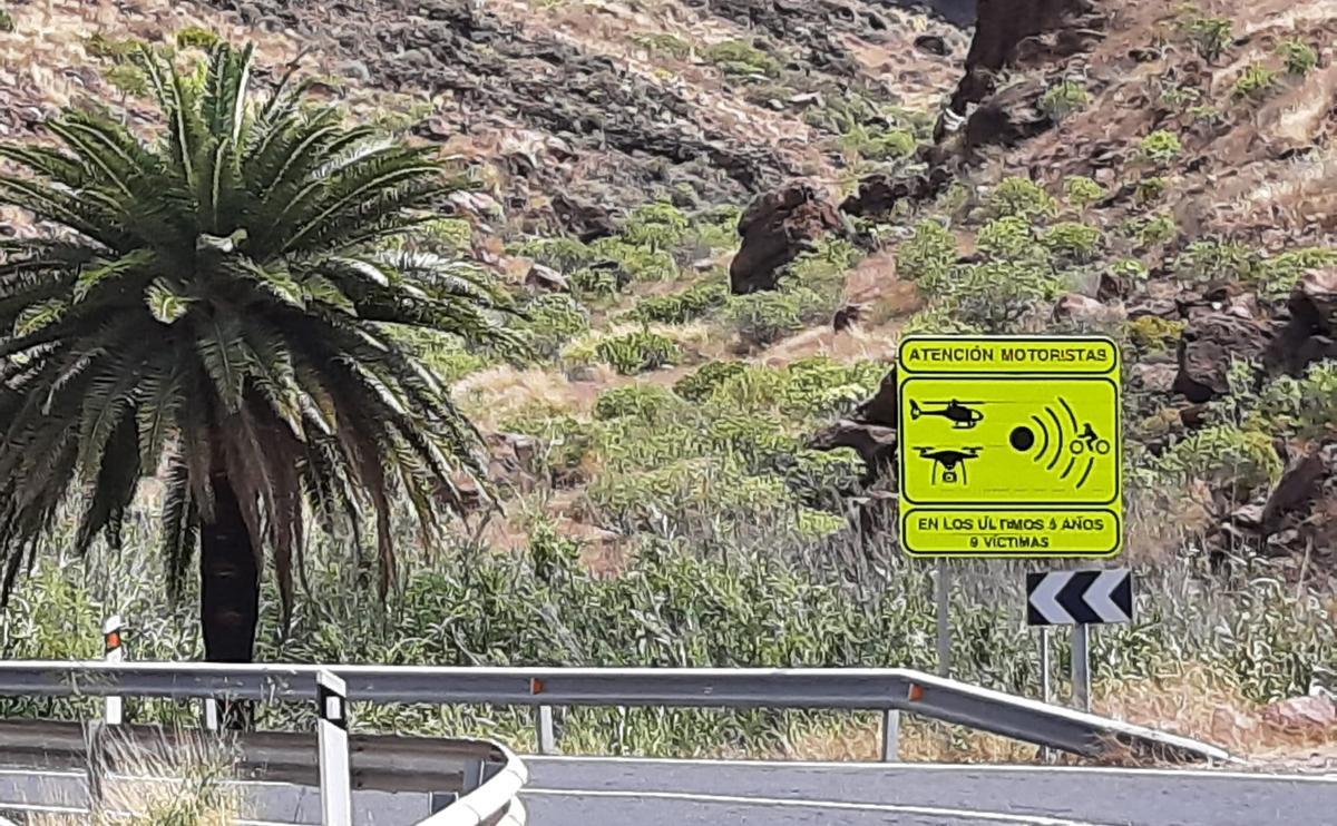 Un cartel informa sobre los motoristas accidentados en la carretera.