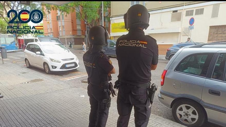 Policías salvan la vida a un maltratador que se autolesionó tras agredir a su expareja en Palma