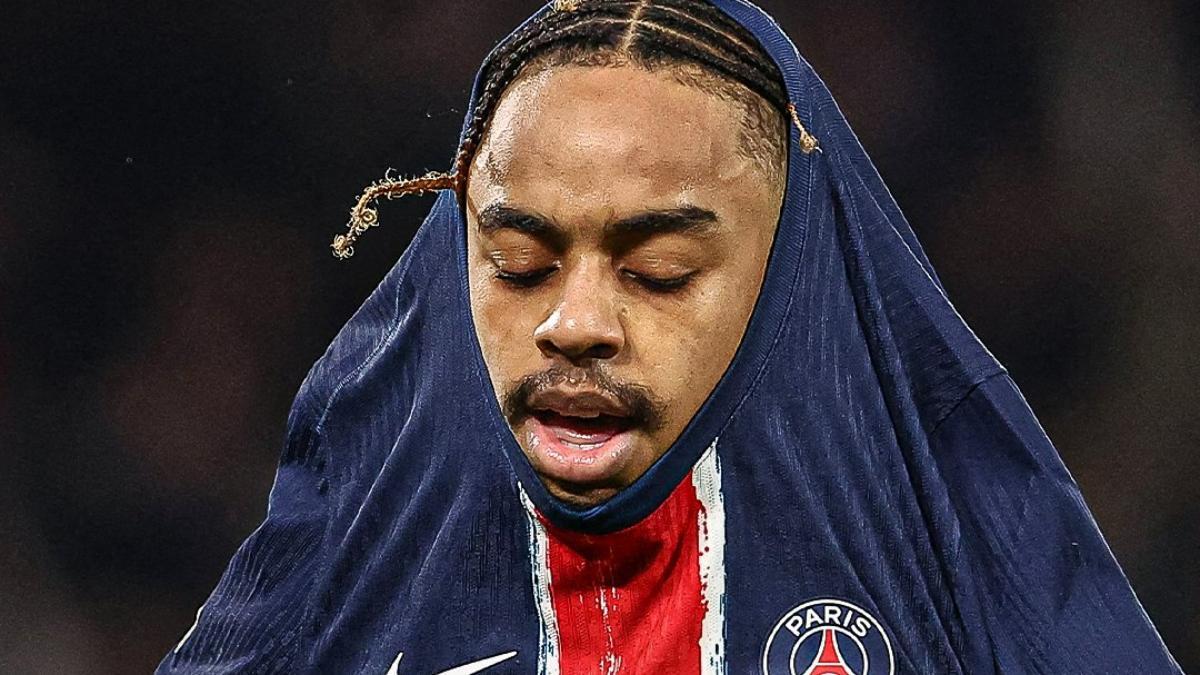 Barcola, representando la frustración del PSG ante el Liverpool