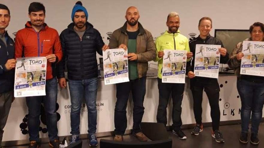 Los organizadores y edil de Deportes de Lalín posan con los carteles de la carrera de orientación.