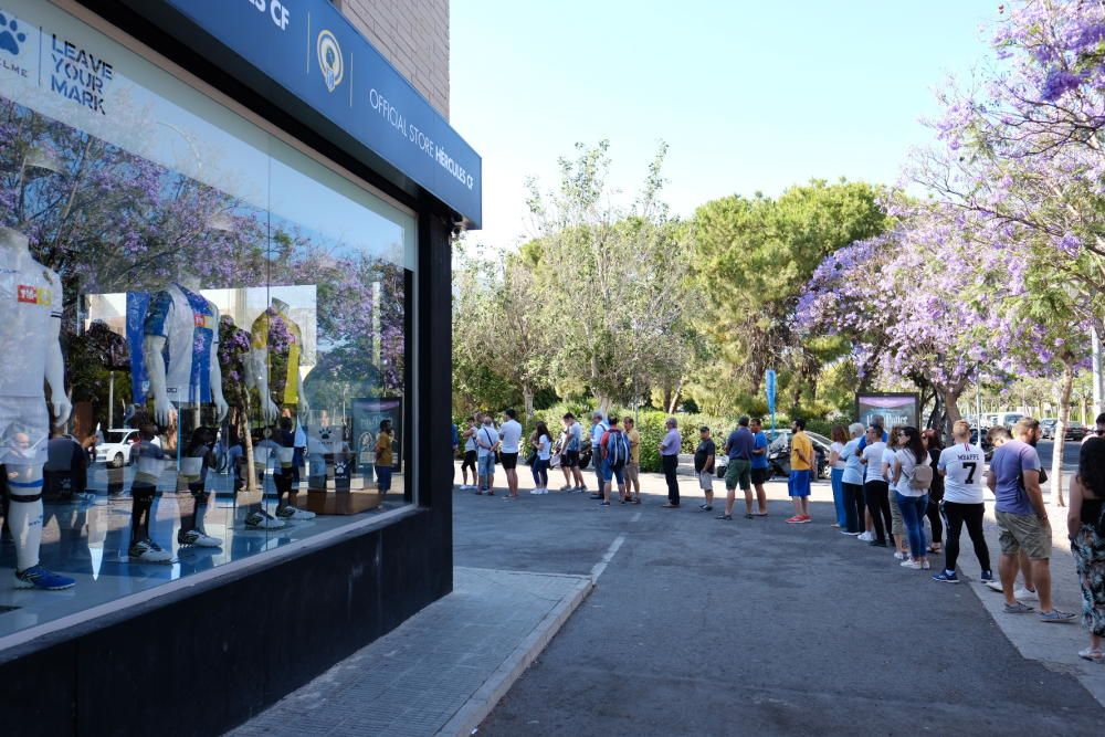 Colas en el Rico Pérez para comprar las entradas del Hércules- Ponferradina