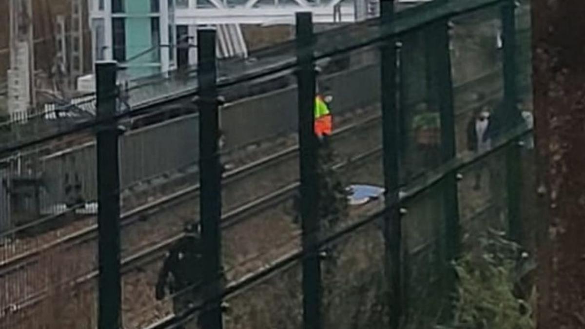 Fallece un hombre tras precipitarse a las vías del tren en La Corredoria | LNE