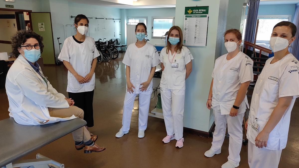 Por la izquierda, Bárbara González de Cangas, Lucía Fernández, Iris Mosquera, Begoña Caraduje, Nerea Camblor y María Fernández, en el gimnasio de Jarrio.