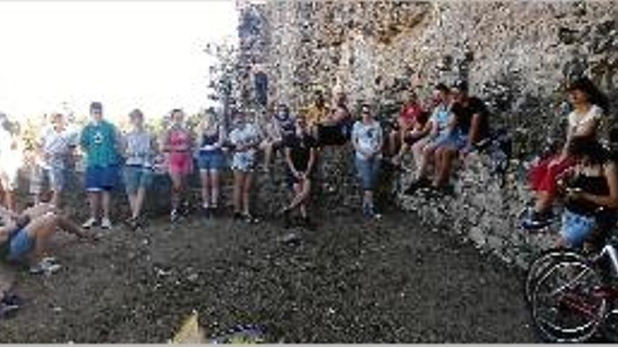 Els integrants del camp de treball del castell de Sant Iscle.