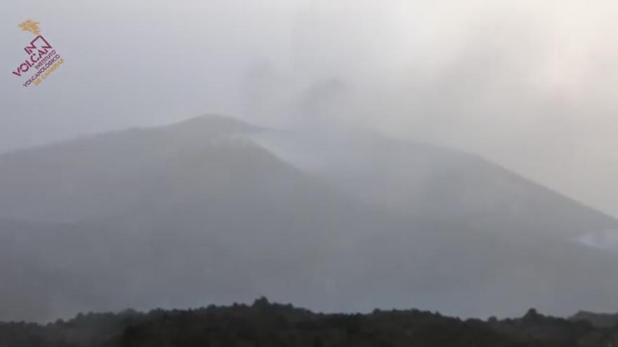 Erupción del volcán de La Palma vista desde Tacande este viernes