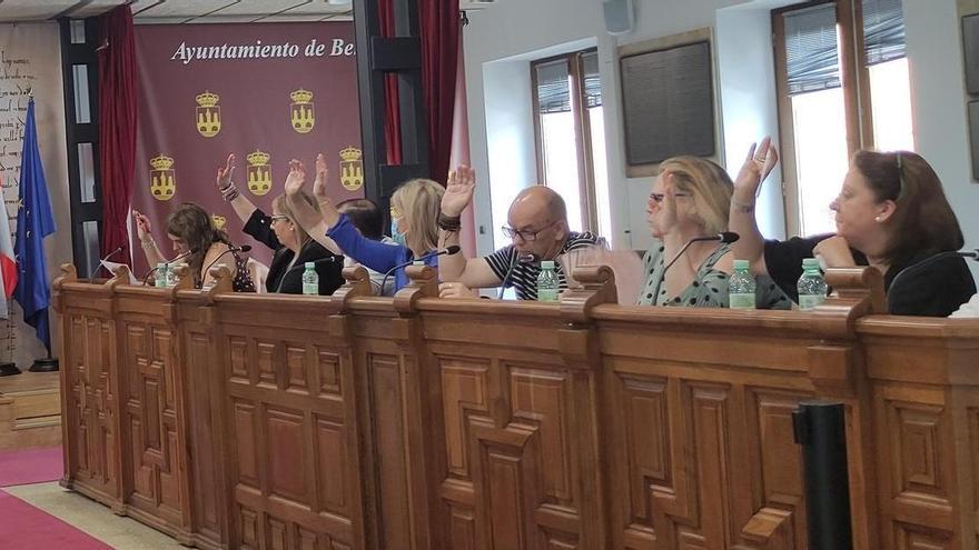 Grupo Municipal del PSOE en un pleno en Benavente. / E. P.