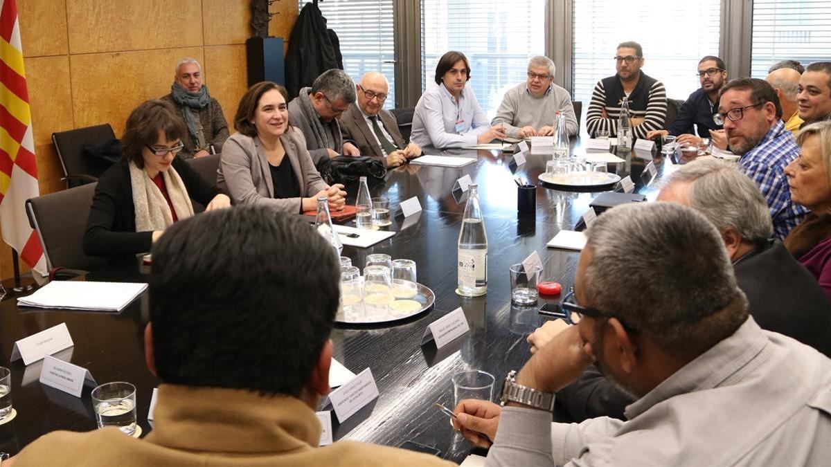 La alcaldesa de Barcelona reunida con los representantes del sector del taxi, esta mañana.