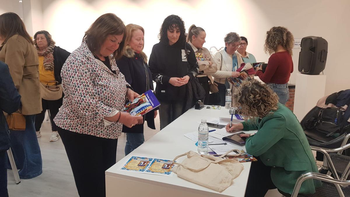 A poetisa firmando exemplares do seu segundo libro.