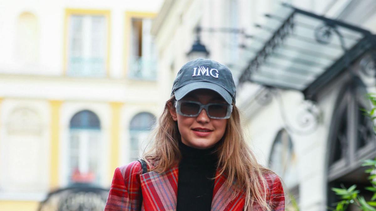 Gigi Hadid con jeans, gorra y americana de cuadros