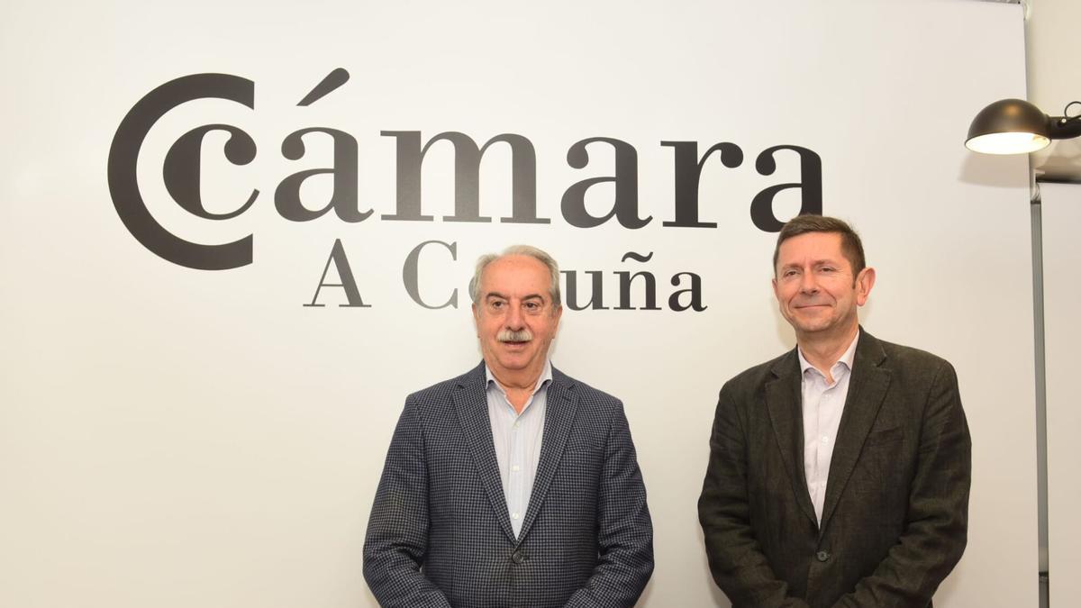 Antonio Couceiro y Manuel Galdo, presidente y director general de la Cámara de A Coruña, en la sede de la entidad