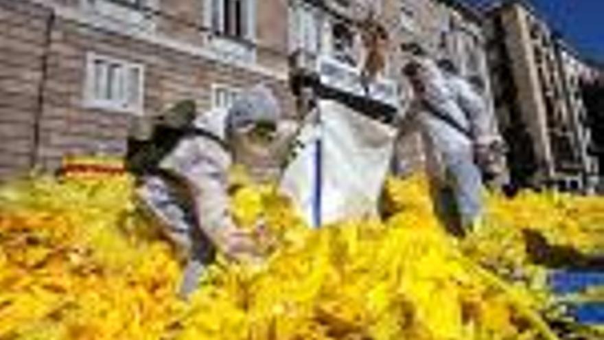 Activistes contraris a la independència aboquen llaços a la Generalitat