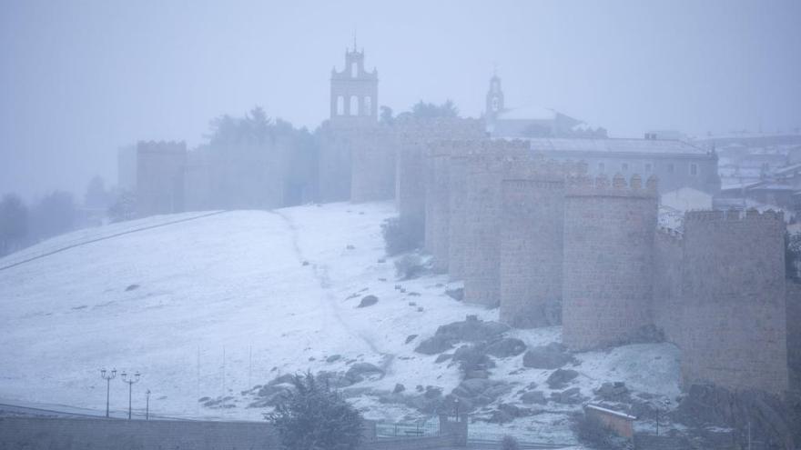 La nieve tiñe de blanco las murallas de Ávila.