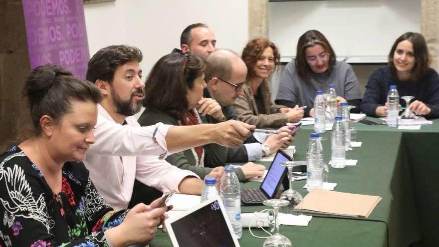 Gómez-Reino, segundo por la izquierda, con miembros del Consello Galego de Podemos, ayer.