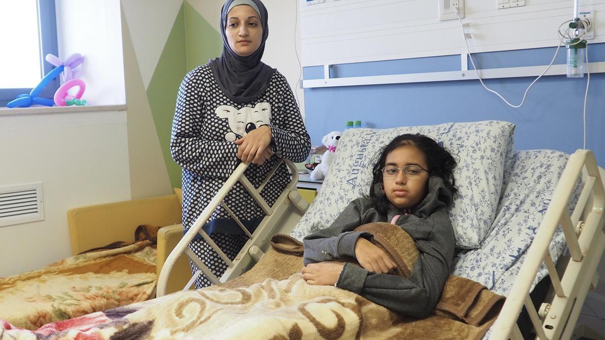 Iman y Almira, en la habitación del hospital de Jerusalén Este en el que se encuentra ingresasa la pequeña.