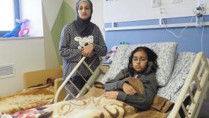 Iman y Amira, en la habitación del Hospital Augusta Victoria, en Jerusalén Este, en el que se encuentra ingresada la pequeña.