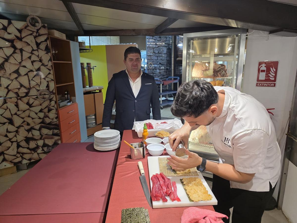 Juanjo García observa el trabajo del chef.