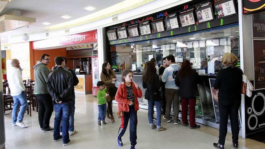 Numerosas personas acudieron ayer a los cines del Centro Gran Vía para participar en la fiesta. // J. Lores