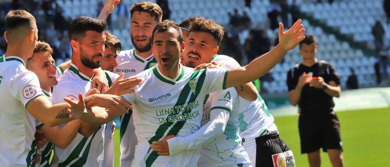 Piña cordobesista tras un gol en El Arcángel ante el Mensajero.