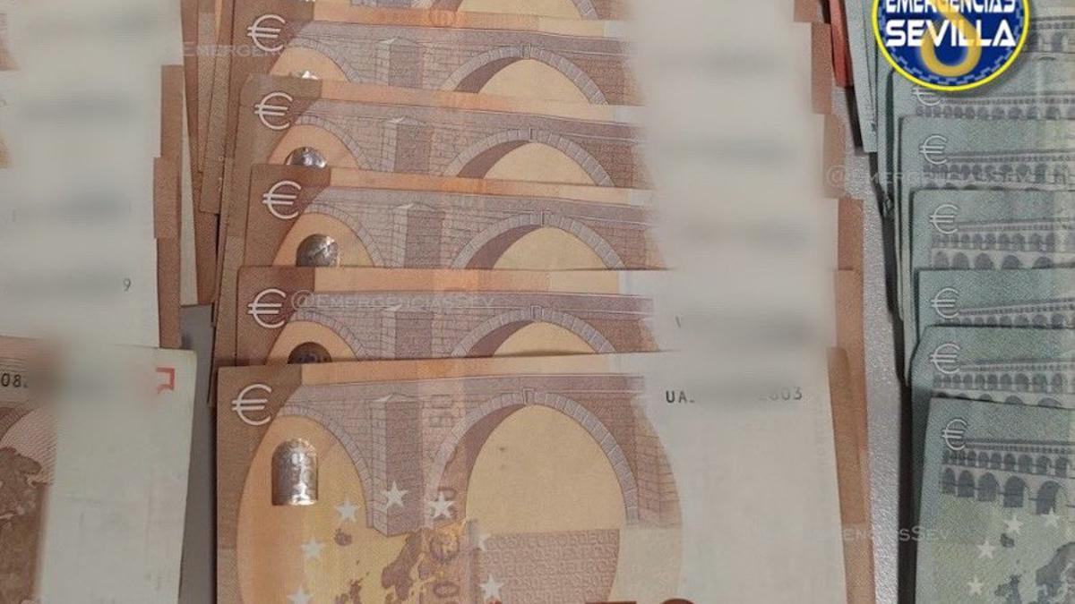 Sobre con dinero encontrado por la Policía Local en Sevilla