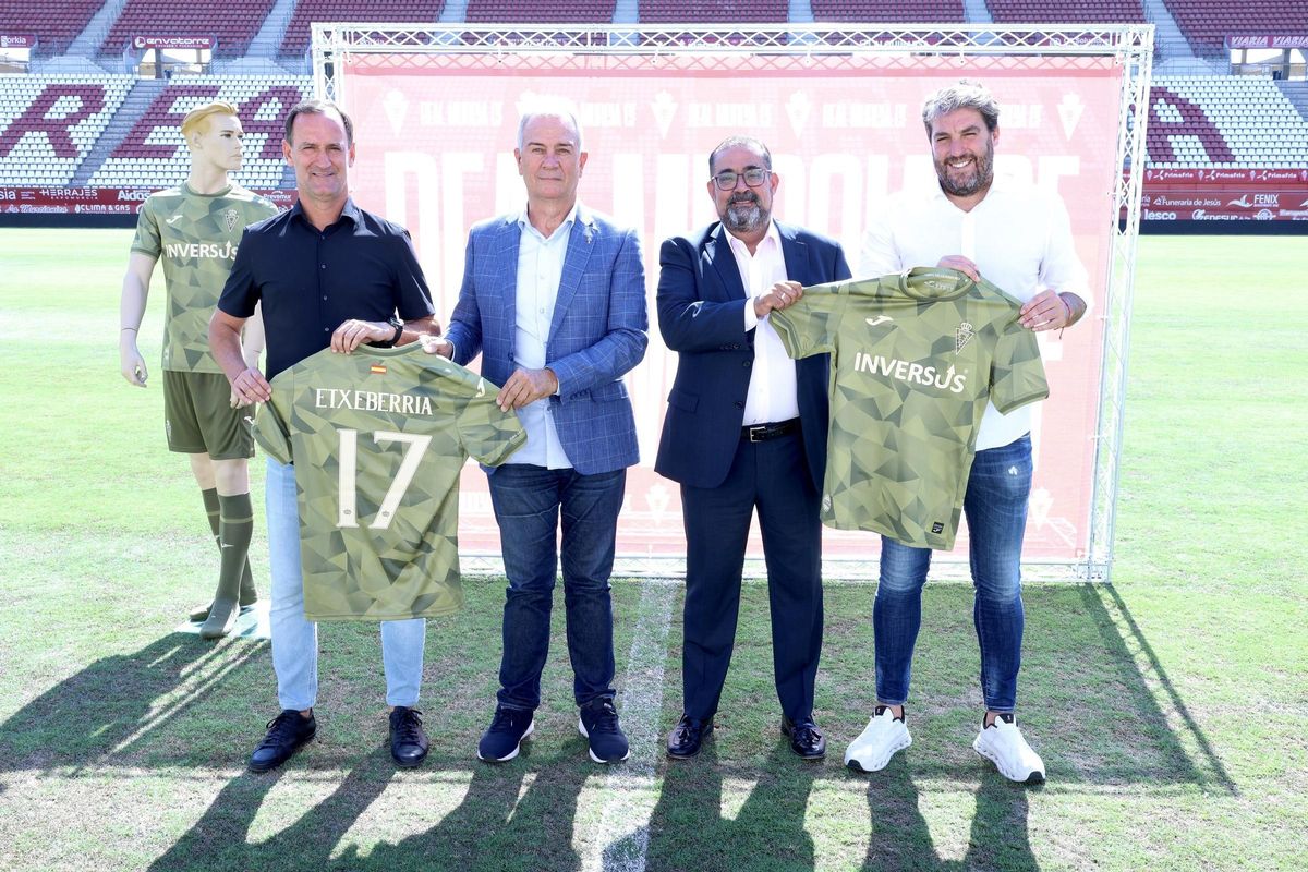 Joseba Etxeberria, nuevo entrenador del Real Murcia, junto a Felipe Moreno, José Manuel Fernández (Inversus) y Asier Goiria.