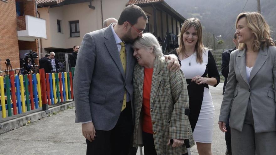 Por la izquierda, Adrián Barbón abraza a Amparo Velasco, con Marta Alonso detrás y Pilar Alegría.