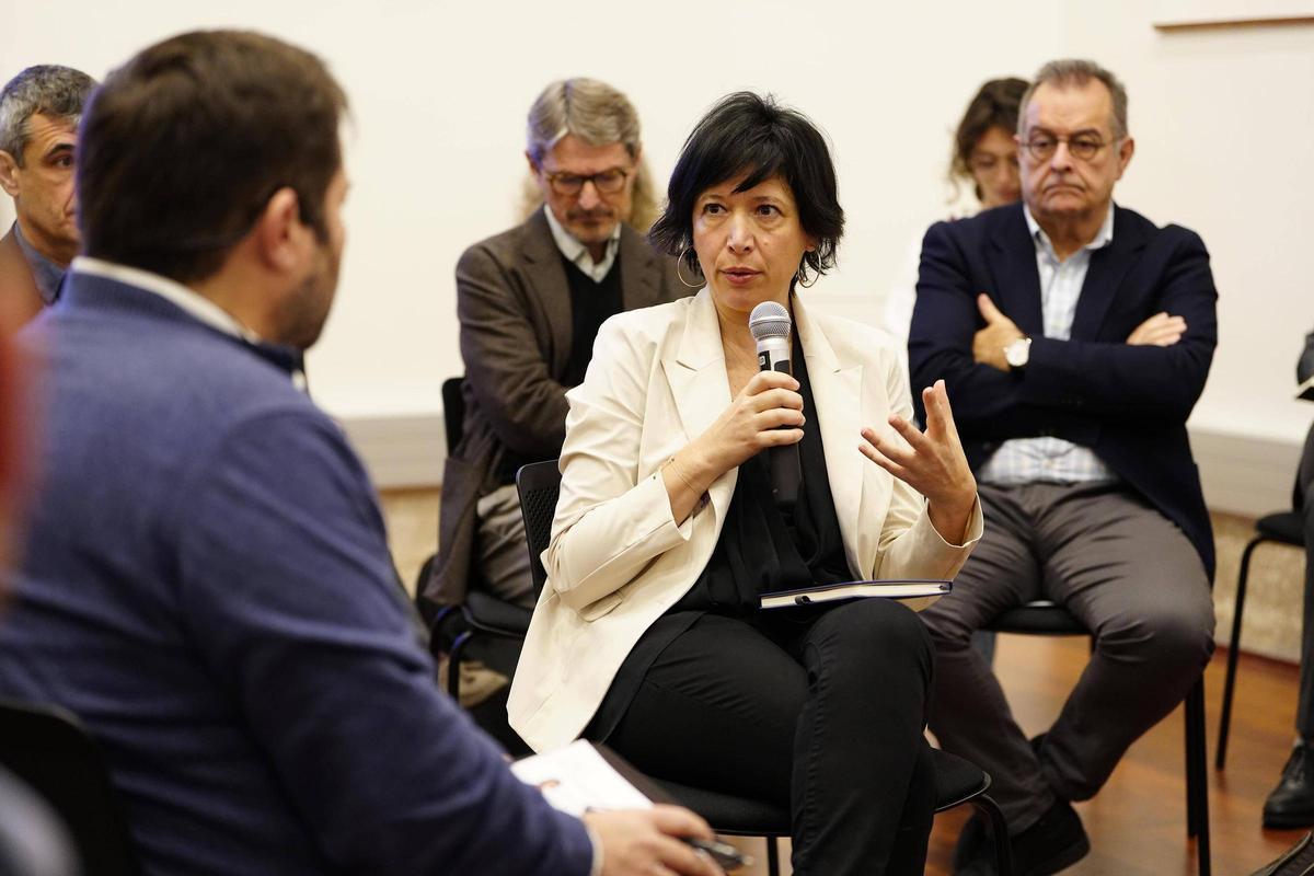 European Bridges: 'Simplificación administrativa y competitividad europea'. En la foto, la directora de Justicia y Consumo de la Comisión Europea, Ana Gallego, toma la palabra. Tras ella, a la derecha de la imagen, Albert Sáez, director de EL PERIÓDICO.