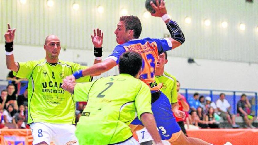 El primer encuentro de Liga disputado por el HC Eivissa frente al UCAM Sant Joan.