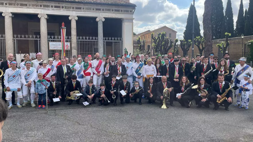 "El milagro se ha producido": Los danzantes de Huesca bailan ante la basílica de San Lorenzo de Roma