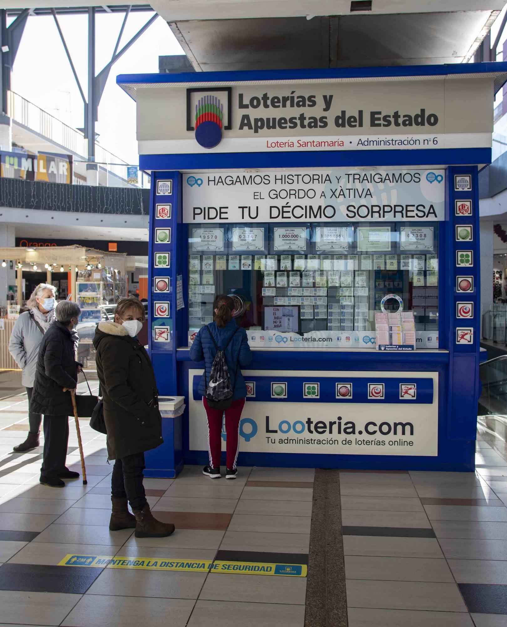 La venta de lotería de Navidad aumenta en Xàtiva tras el bajón del año pasado