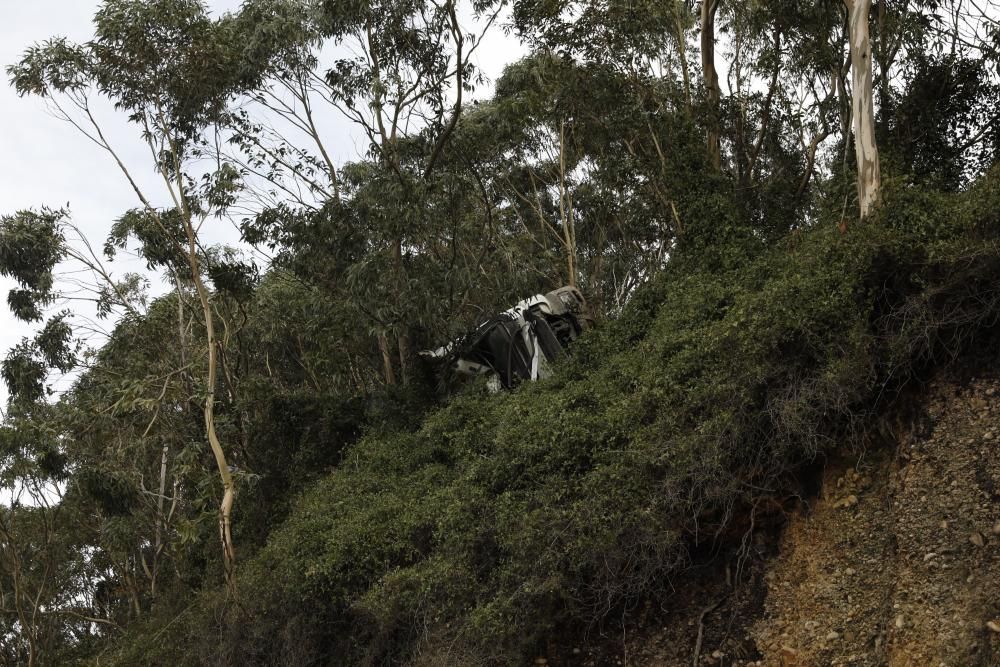 Un camión cae por una ladera de la ría de Avilés