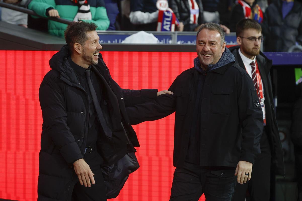 El entrenador argentino del Atlético de Madrid, Diego Simeone (izda), saluda al entrenador del FC Barcelona, Hans-Dieter Flick, momentos antes del partido de ida de la semifinales de la Copa del Rey que Atlético de Madrid y FC Barcelona disputan este jueves en el estadio de Riyadh Air Metropolitano, en Madrid.