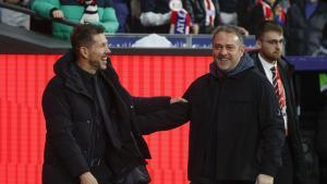 El entrenador argentino del Atlético de Madrid, Diego Simeone (izda), saluda al entrenador del FC Barcelona, Hans-Dieter Flick, momentos antes del partido de ida de la semifinales de la Copa del Rey que Atlético de Madrid y FC Barcelona disputan este jueves en el estadio de Riyadh Air Metropolitano, en Madrid. 