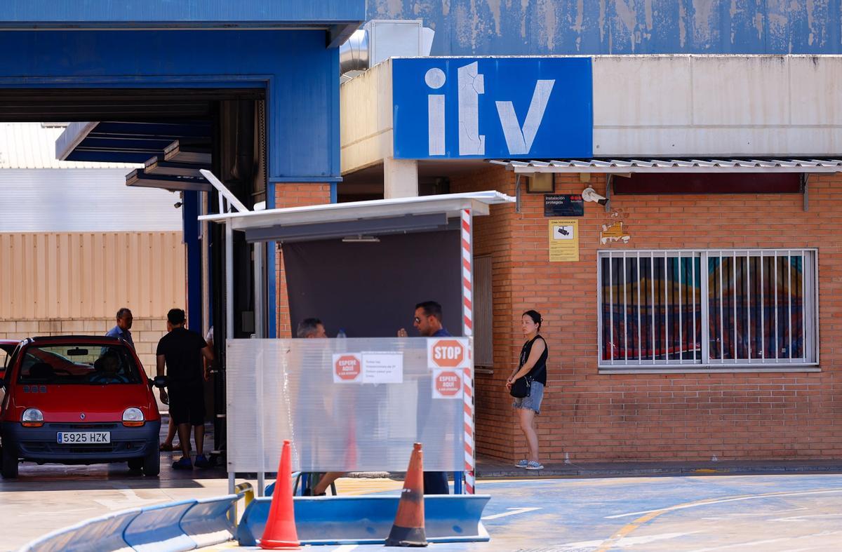 Interior de la ITV de Vara de Quart, ayer.