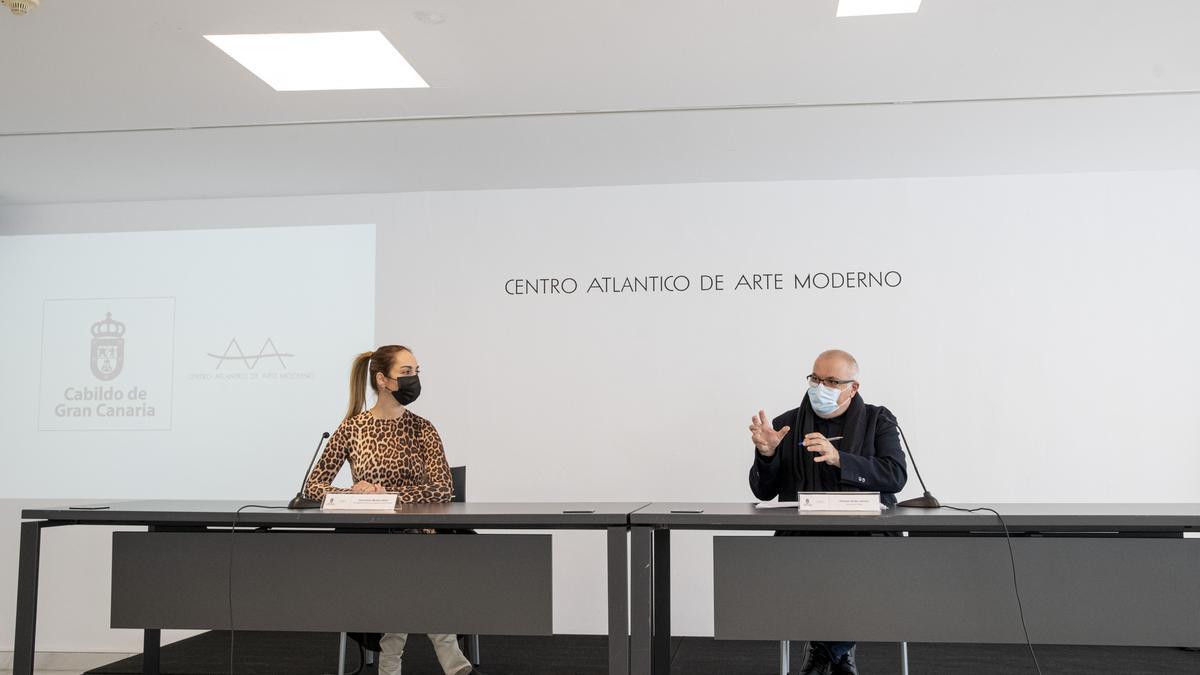 La consejera de Cultura del Cabildo de Gran Canaria, Guacimara Medina, y el director del CAAM, Orlando Britto, durante la presentación del programa.