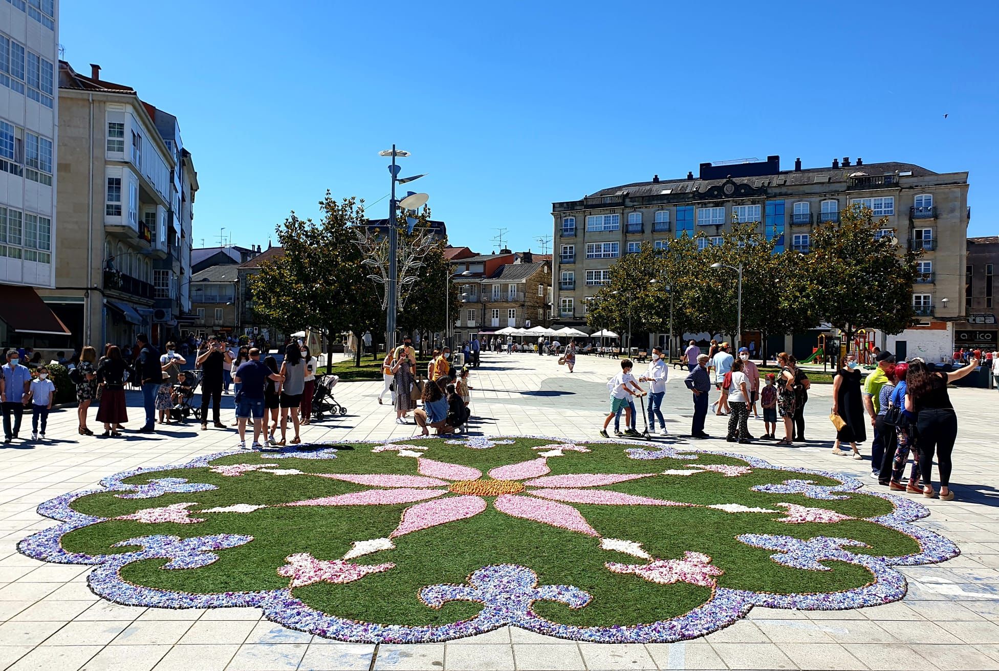 Ponteareas recupera sus alfombras de Corpus adaptándose al COVID