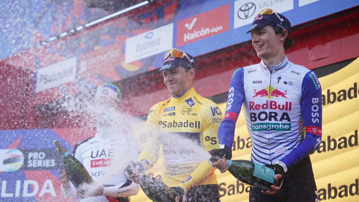 El podio de la Volta celebró sus éxitos con espumosos 0% de Murviedro.