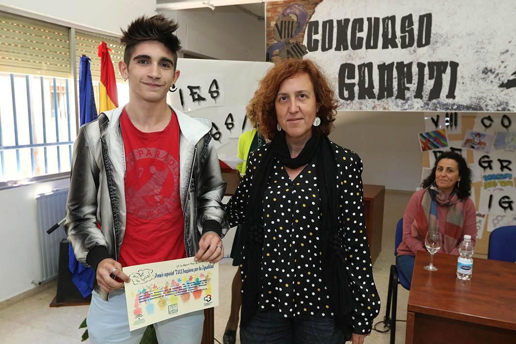 El IES Trasierra entrega los premios de la octava edición del concurso de grafitis por la igualdad.