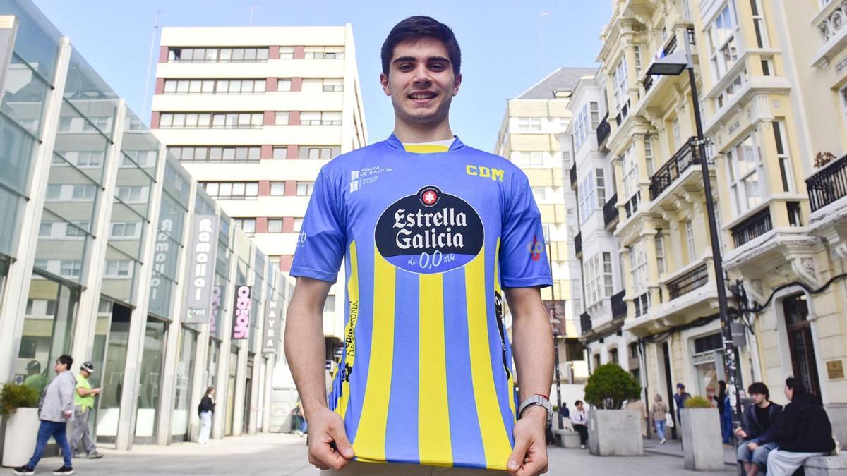 Hugo Mareque posa con la camiseta de Compañía de María