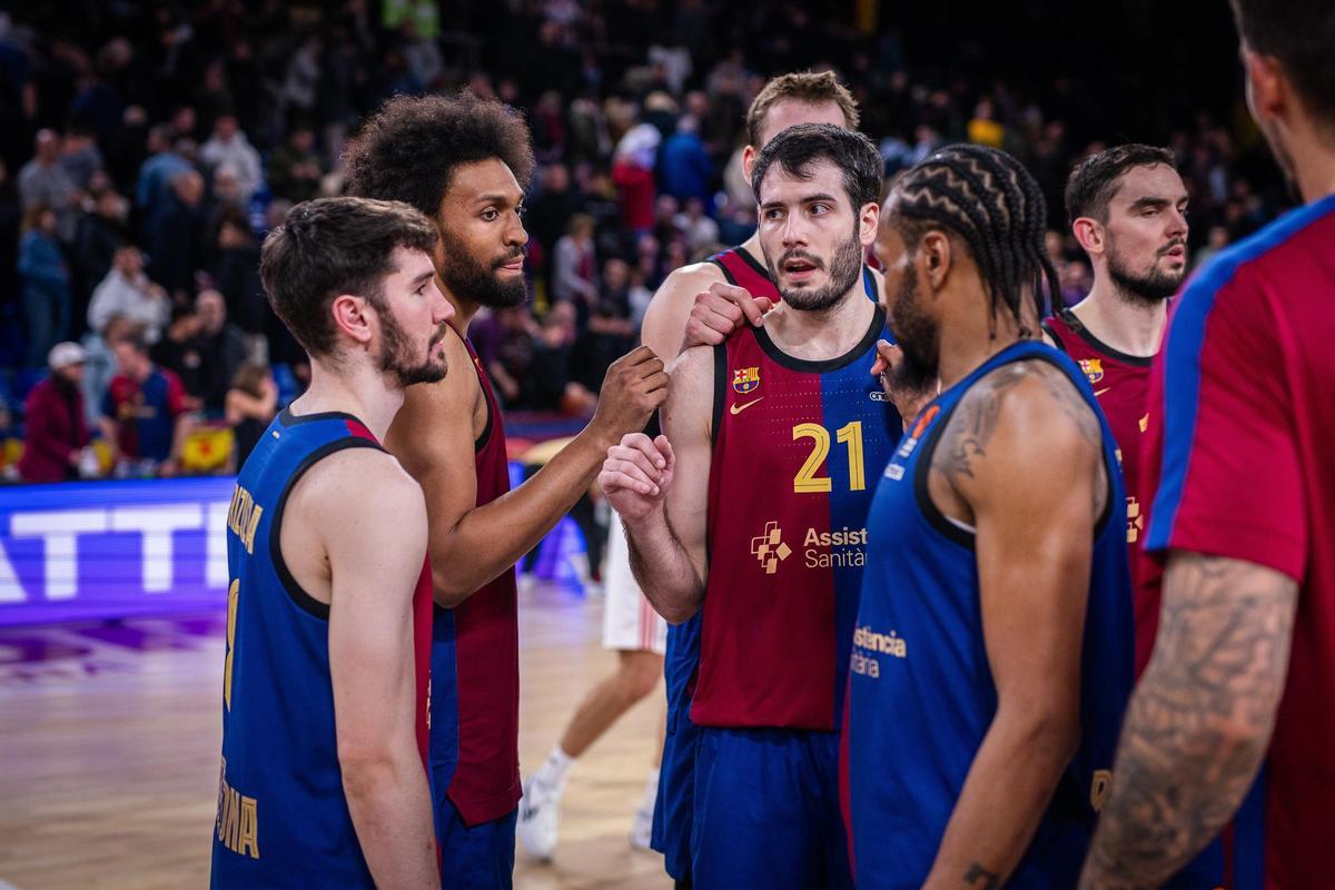 Los jugadores del Barça tras la derrota frente al Estrella Roja en el Palau.