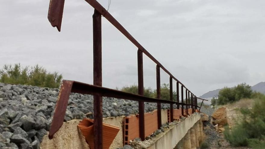 Signos de abandono en un puente por el que discurre la vía de la línea de Chinchilla.