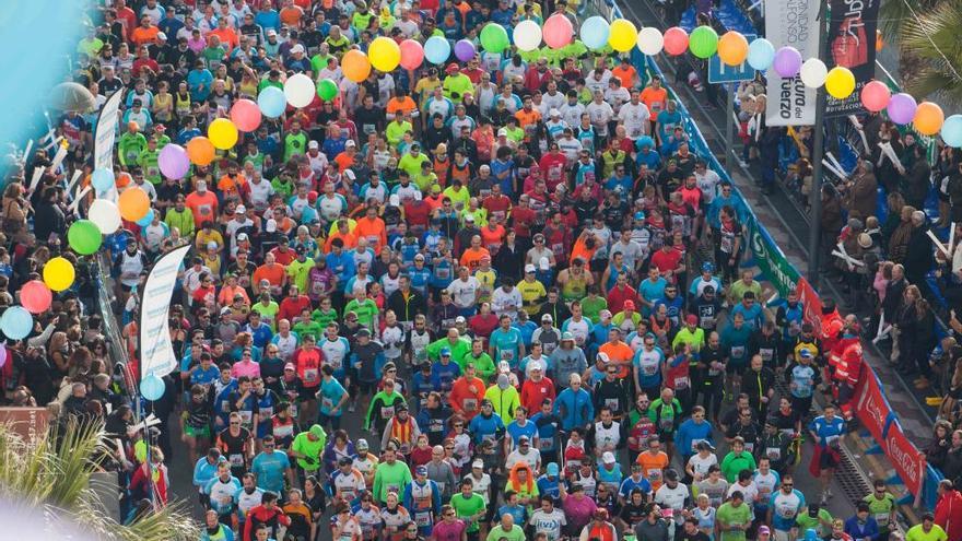 Miles de corredores en una edición anterior de la Mitja Marató de Santa Pola.