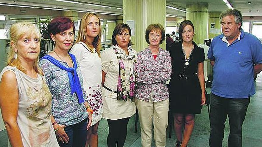 De izquierda a derecha, Rosa Albina Cantarín, Ana Baizán, María del Río, Mercedes Sánchez, Isabel Sánchez, Marta Avello y Sabino Gómez.
