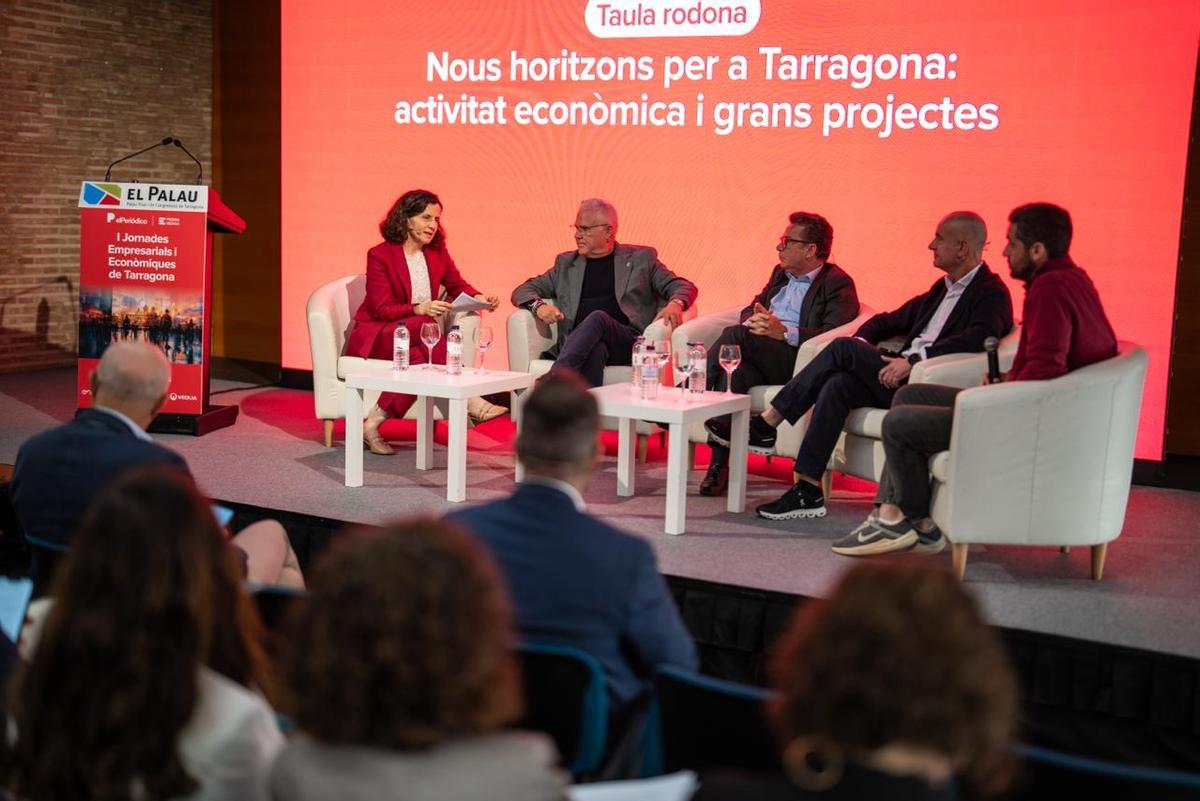 Participantes de la primera mesa redonda en Tarragona, con los representantes de Salou, el ICF, PortAventura y Ametller Origen.